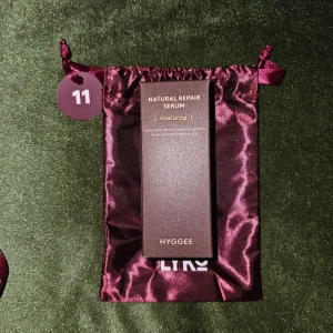 HYGGEE Natural Repair Serum 30ml - HYGGEE Natural Repair Serum, berikad med röd ginseng-extrakt som ger huden långvarig fuktighet och glöd. Serumet är infuserat med röd ginseng-extrakt som ger näring och lyster till huden. Applicera en lämplig mängd i hela ansiktet morgon och kväll efter rengöring. 30ml  K-beauty Ord pris 199kr