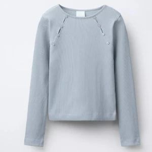 Ljusblå ribbad långärmad tröja - Snygg ljusblå långärmad tröja och dekorativa knappar vid axlarna. Jätte snygg och lätt att styla i storlek 12-13 år. Säljer för att jag råka köpa fel storlek och använd 2 ggr🤍🤍