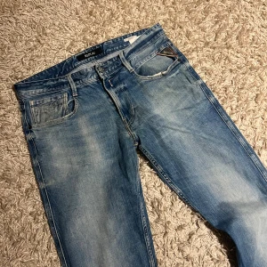 Replay anbass jeans slim fit herr w32 - Replay anbass jeans i slim passform. Storlek W32. Skön wash o små slitningar. Mycket bra skick övrigt, förutom två bälteshåller har lossnat nedifrån på baken, den i mitten fungerar, se bild. Postas samma dag som köp eller dagen därpå🙌💯