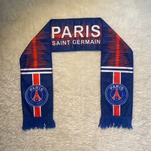 Psg halsduk - Säljer en helt ny Psg halsduk 🧣, perfekt till vintern, samlare eller till fans. Kontakta gärna om du har frågor 