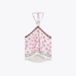 Rosa topp Zara - Söt linnetopp med rosa prickar och knyt i nacken. Toppen har spetsdetaljer upptill, fransad nederkant och tunna axelband. Perfekt för varma dagar och ger en bohemisk vibe.🪷🩷