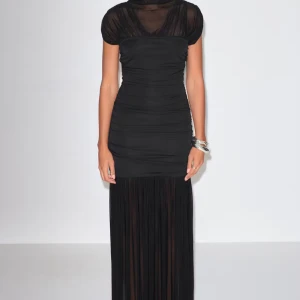 Svart långklänning med meshdetaljer - Svart långklänning med transparent mesh upptill och över axlarna samt plisserad, genomskinlig nederdel. Klänningen har korta ärmar och figurnära passform upptill, vilket ger en snygg och modern siluett.