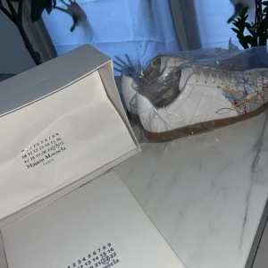 Vit/beiga skor med färgstänk - Fina skor med färgstänk som passar perfekt till hösten. Pris kan diskuteras vid snabb affär.