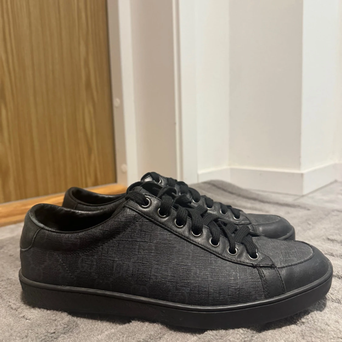 Svarta sneakers från Gucci med monogram - 3