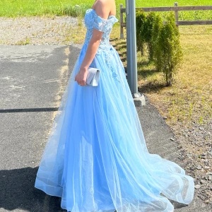 Blå klänning  - Säljer min balklänning i helt nytt skick! Storlek XXS-XS med en vacker snörning och med sitt glittrande design. Kemtvättad och inbyggd bh kupa. Väskan följs dessutom med. Priset kan diskuteras vid snabb affär!!❤️ skriv för mer info 