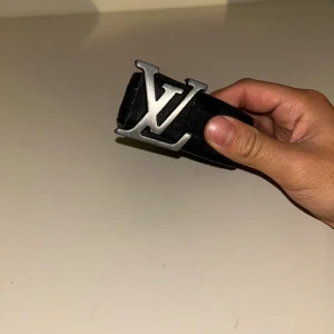 Svart l bälte  - Säljer detta feta bälte perfekt för en clean look bältet är ungefär 90 cm