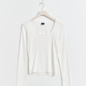 Vit långärmad topp  - Säljer för att den inte kommit till använding💞