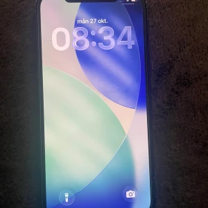 iPhone 12 - IPhone 12. Väldigt bra skick, har några små repor som syns på bilderna. Mobilen har inga defekter eller problem. Allting funkar som det ska. 87% batterihälsa, 128GB. 5 skal följer med.