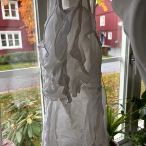 Vit topp med volang - Superfin vit topp med volangdetaljer framtill. Luftig och aldrig använd! (Behöver dock strykas)🤍