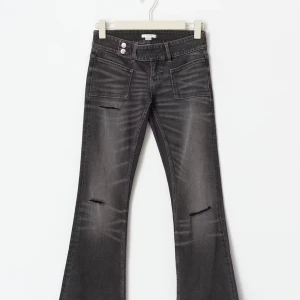 Svarta bootcut jeans från Gina - Snygga svarta jeans som är från Gina 14+. Säljer pga att dem inte kommer till användning och jag tycker inte de passar mig