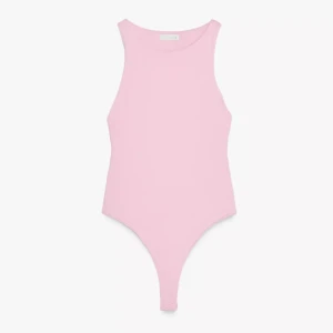 Ljusrosa ärmlös bodysuit - Säljer en ljusrosa bodysuit med hög halsringning och ärmlös design. Toppen har en tight passform och är tillverkad i mjuk bomullsmix, perfekt att styla med jeans eller kjol. Enkel och stilren look som passar till många outfits.