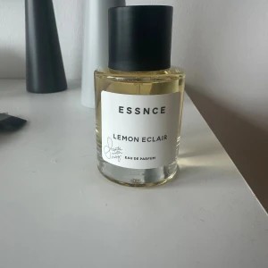 ESSNCE Lemon Eclair Eau de Parfum - Modern och stilren parfym med fräsch vibe. Perfekt för dig som vill sticka ut med något unikt. Eau de Parfum för dig som gillar minimalistisk design. Volym och ingredienser framgår ej på flaskan. Helt ny, aldrig sprayad med