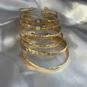 Nya guld armband 7st set - Jättefina timeless armband, de är justerbara helt nya i (Guldfärgad metall rostfritt) Säljer ett sett på 7 st armband. Skickar i en liten present påse 💝  