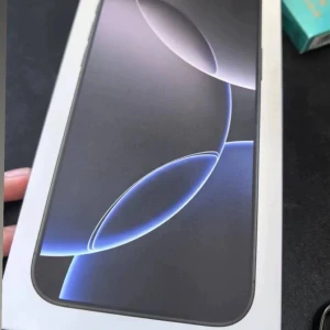 iPhone 17 Pro - Snygg iPhone 17 Pro i kopparfärg, levereras med originalkartong. Telefonen har tre kameralinser och ser ut att vara i nyskick utan synliga repor eller skador. Perfekt för dig som vill ha den senaste modellen med kraftfull prestanda och avancerad kamera.