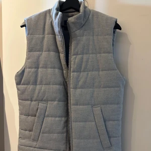 Grå flanellväst - Jag säljer en väldigt snygg grå flanellväst från Dressmann som är perfekt inför hösten. Västen är endast använd några gånger och är därför i väldigt bra skick. Nypris ligger på 899 kr. Hör av er om ni har några funderingar!