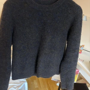 Brun stickad tröja  - Mörkbrun stickad tröja från Lindex med rund hals och långa ärmar. Storlek M. Nypris 499