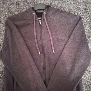 Mörkgrå kofta från Hugo BOSS - Stilren Cashmere kofta från Hugo Boss. Tidigare köpt för 2000kr, säljer nu för 1000kr halva priset (pris går och diskutera vid snabb affär)