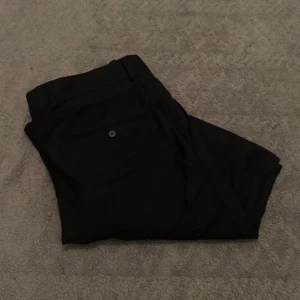 Tiger of Sweden Byxor Svarta - Tiger of Sweden Byxor | Svarta | Skick: 9/10 | Storlek: 48 | Nypris: 1499 SEK | Pris: 399 SEK | Gratis armband skickas med vid köp (från 31/10) | Frakt: Postnord + Instabox + Bring | Skriv vid minsta fråga eller fundering 📩 Priset är diskuterbart. 