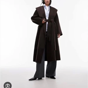 SÖKER!!!  Brun kappa med sjalkrage ARKET - Söker den här kappan i storlek 34 eller 36. Betalar bra.