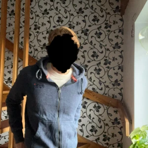 Blå hoodie från Superdry med dragkedja - Säljer en otroligt snygg zip hoodie från Superdry, perfekt nu till hösten!  Kom gärna med bud! Modellen är 181cm/70kg🤗