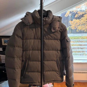 Moncler montgenevre - Säljer min Moncler jacka i storlek 2, passar S/M. Använd men med ett gott helhetsintryck. Bild på defekter finns. Självklart äkta!