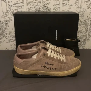 Saint Laurent Skor - Säljer nu dessa riktigt feta ysl skor i en färg som är rätt svår att få tag i just nu, storlek 39 men sitter som 40. Obs inget OG kommer med vid köp, självklart är dom äkta ! 