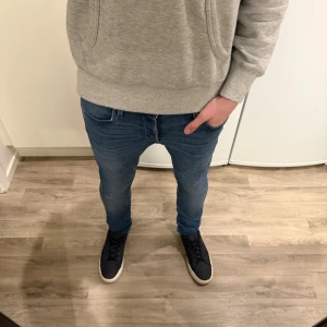 Jack & Jones Jeans Slim Glenn Blå W29 L32 - Sjukt snygga blåa Jack & Jones Slim/Glenn jeans i storlek W29/L32. Mått - Midja: 36,5cm, Benlängd: 105cm. Modellen är 184cm & 63kg. Hör av dig vid funderingar!🤩