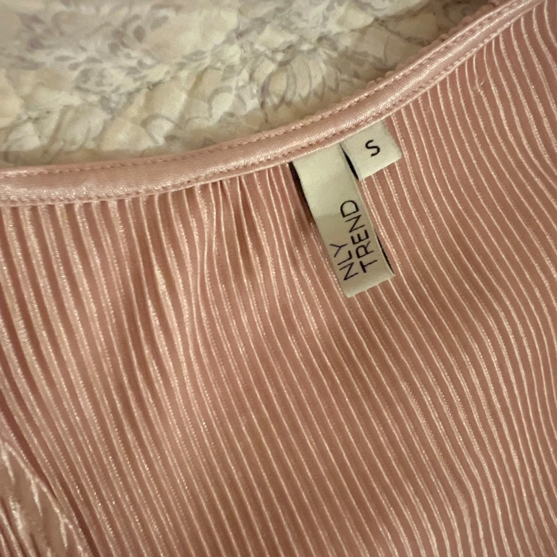 Plisserad ljusrosa omlottklänning NLY - 1