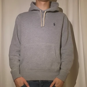 Polo Ralph Lauren Hoodie  - Tja, säljer denna sköna Ralph Lauren hoodie, det är tjock modell. Den är 9/10 skick med inga defekter. Hör av er för fler frågor!               ( fraktar inom 24h)