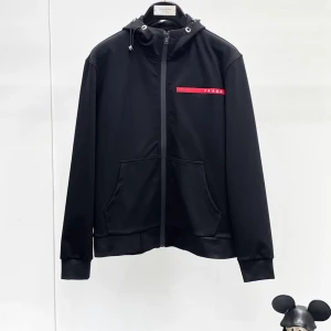 Prada set med röd logga  - Lyxigt Prada set med röd logga 