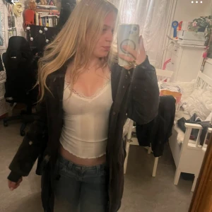 Svart parkajacka med pälsdetaljer - Säljer en svart parkajacka från Canada Goose i mycket bra skick. Jackan har en mysig pälsfodrad huva och är perfekt för kalla vinterdagar. Den är långärmad och har en klassisk passform. Perfekt för både vardag och vinteräventyr!