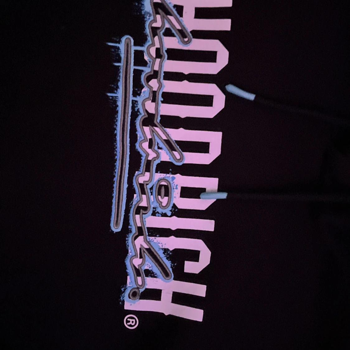 Svart hoodie från Hoodrich med tryck - 4