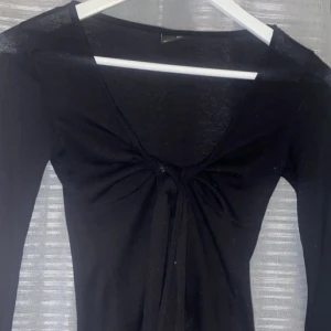 Gina Tricot Svart blus med knyt - En svart blus från gina tricot XXS med knyt framtill, Snygg att ha ovanför linnen osv. ❤️