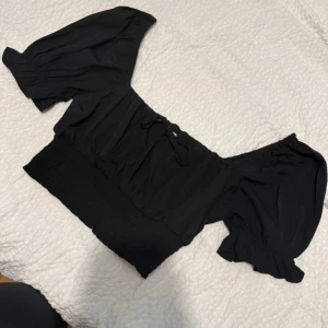 Topp - Såå fin, använd men i gott skick. Resår i midjan och knyte fram