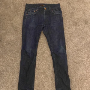 Nudie jeans - Säljer riktigt snygga slim fit nudie jeans i storlek 30/30. Byxorna är i toppen skick förutom ett hål i en av fickorna. Hör av dig vid minsta lilla fråga och pris kan diskuteras