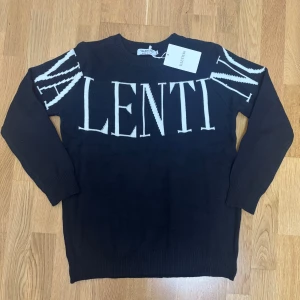 Valentino sweatshirt - Svart/vit valentino sweatshirt i nyskick | Storlek M men passar S | Fraktar samma dag om köp sker innan 22:00