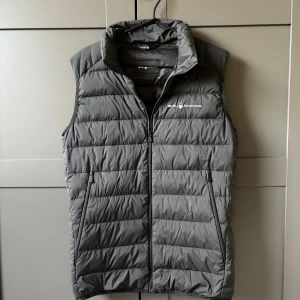 Svart dunväst från Sail Racing - En väldigt snygg och stilren Sail racing väst, perfekt för lite kyligare dagar ute på sjön eller likande🌊. Nypris: 1 539kr| Mitt pris: 949kr(diskuterbart!)