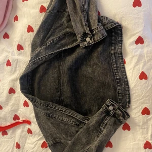 Svart jeans jacka kort  - Snygg svart jeans jacka i kort model 