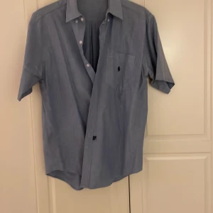 Skjorta från Ralph Lauren - Säljer nu en blå kortärmad skjorta från Ralph lauren som är i storlek L