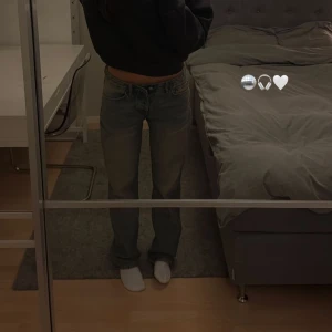 lågmidjade jeans - typ oanvända, från lager 157 modell ”icon” storlek s. (obs dom två första bilderna är samma jeans men en annan färg) jag är 170cm och de sitter perfekt på mig. pris går diskuteras