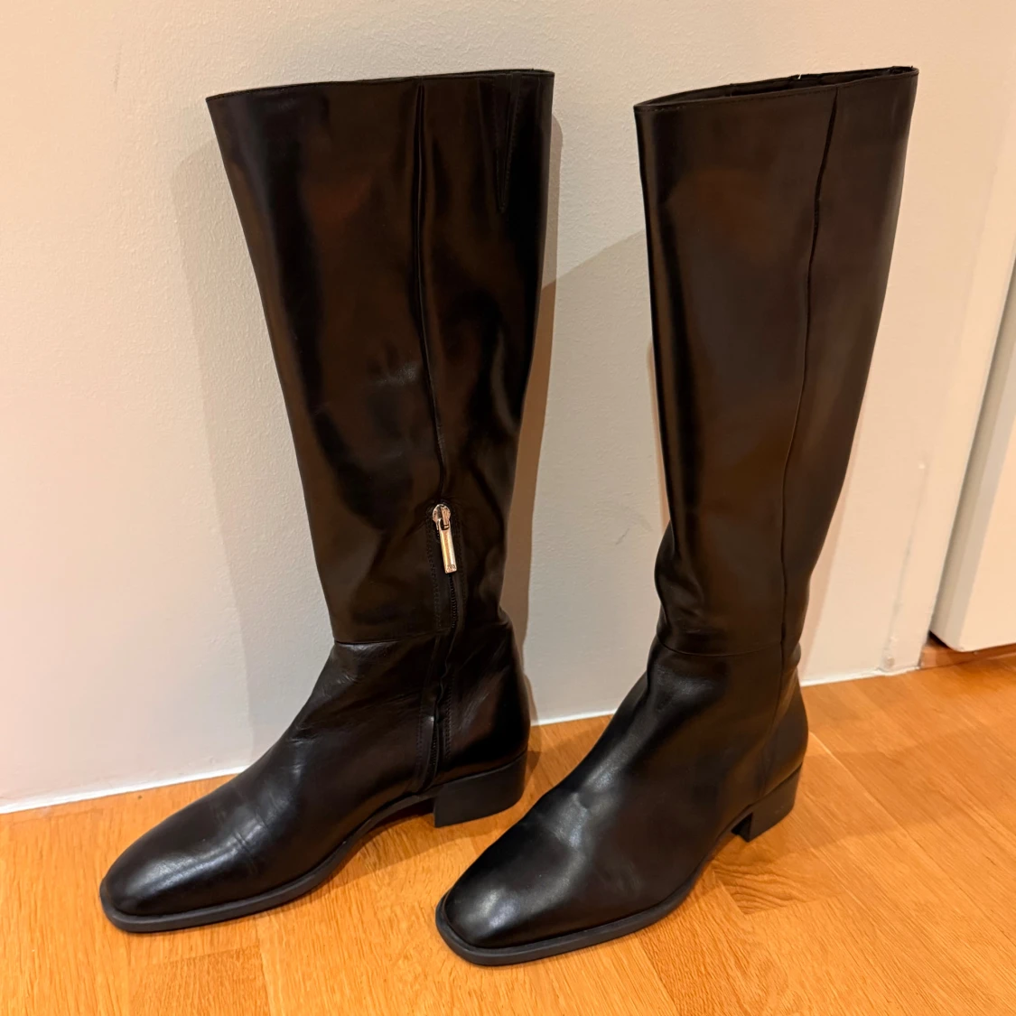 Svarta höga stövlar i skinn Zara