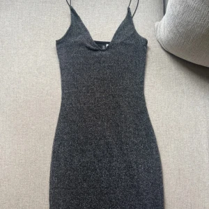 Glittrig klänning  - Helt ny med lapp, kort klänning 