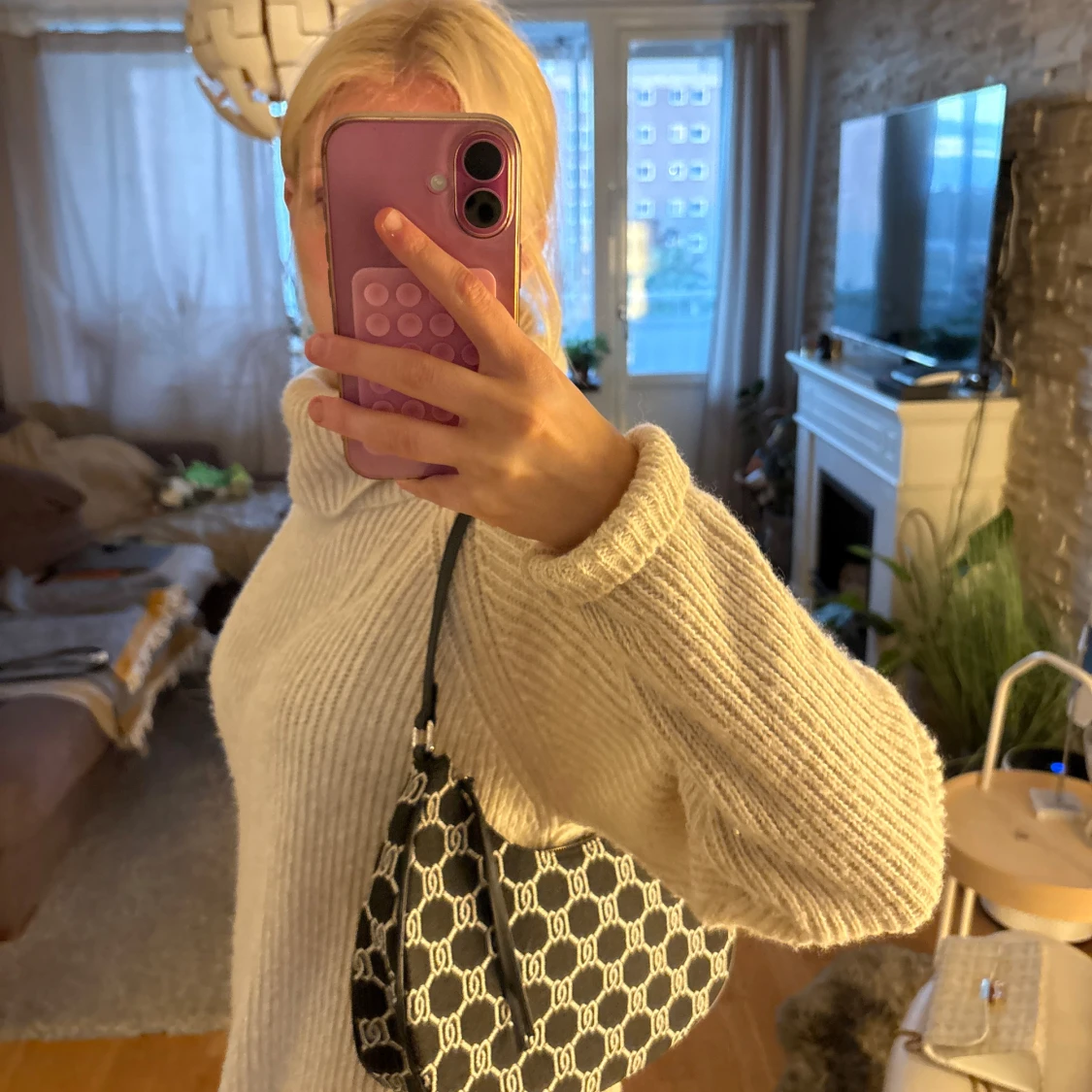 Svart och vit axelväska med mönster - 1