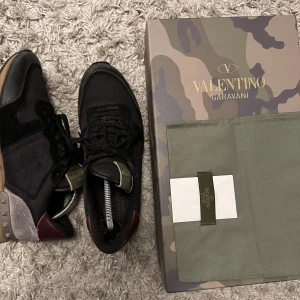 Valentino rockrunners - Valentino rockrunners i riktigt bra skick. De är i storlek 42,5 och jag skulle säga att det stämmer ganska bra på hur de sitter. Ändast skorna medföljer. De är perfekta till vintern för dig som vill ha något sportigt men ändå snyggt.
