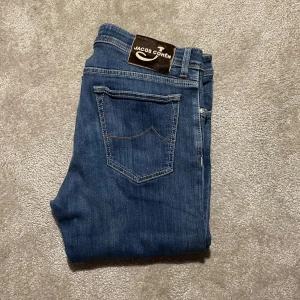 Jacob Cohen jeans - Säljer dessa otroligt feta Jacob Cohen jeans i 9/10 skick modell 688 (den populäraste). Storlek: W36 fits storlek 34 Pris är diskuterbart ✅ Bara att höra av dig vid frågor! 5/5 reviews här på Plick ⭐ Fraktar samma dag 📦
