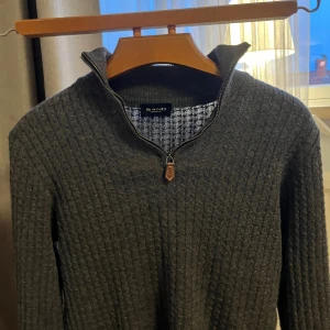 Sand stickad tröja  - En stilren halfzip från sand, den är i storlek S och säljer den för att den har blivit för liten! Hör gärna av er vid fler frågor!