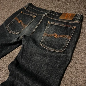 Nudie Jeans - Perfekt skick, som nya. Strl 29/34 men passar som 30/32. Hör av er vid funderingar! Modell: Long John