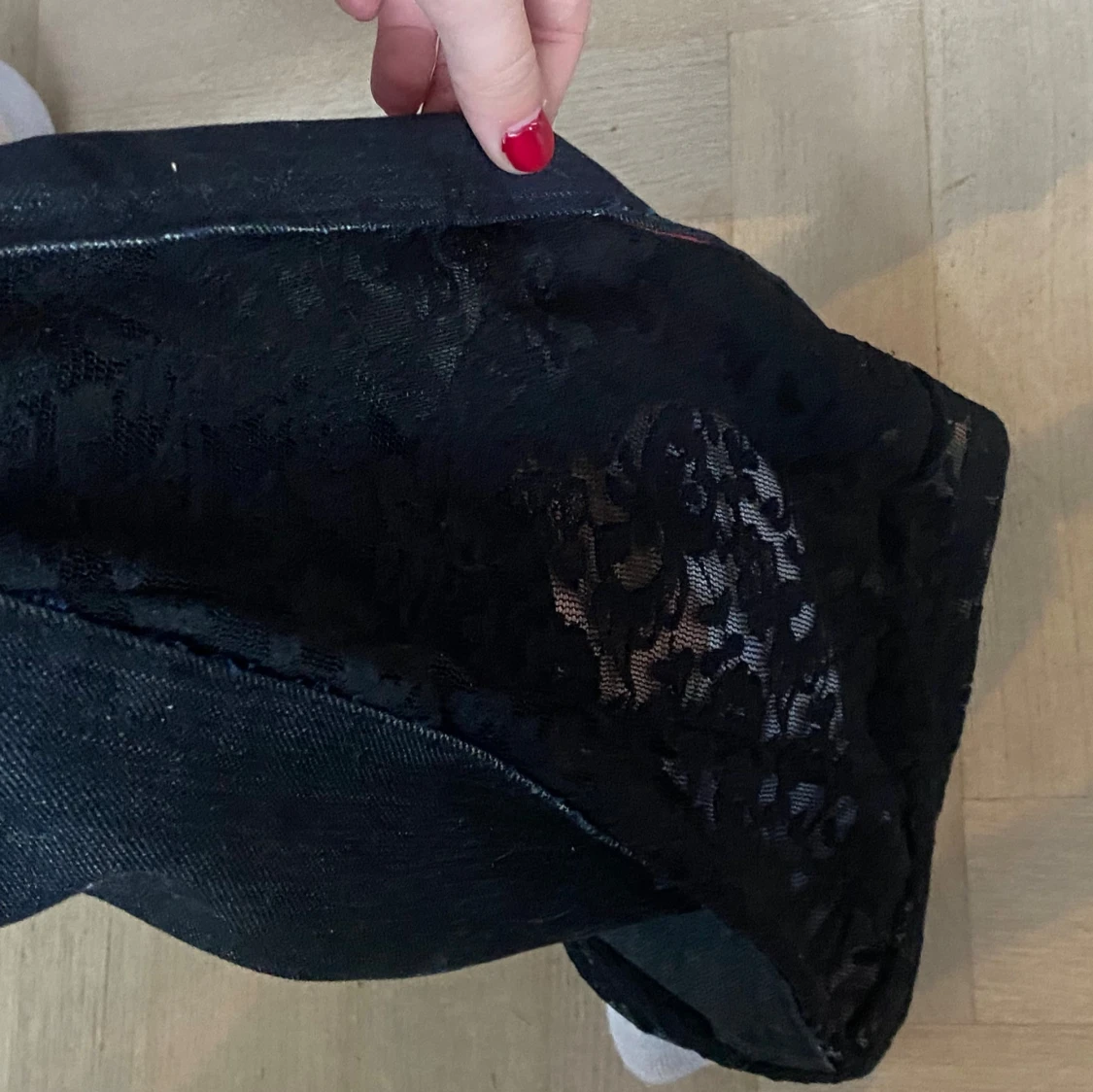 Mörkblå jeans med svart spets - 90 cm innerbenslängd  - 3