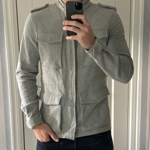 Tiger of Sweden jacka - Sjukt unik eftertraktad grå tiger of Sweden jacka med fyra fickor på kroppen och storlek M. Helt ny och nypris på några tusen! Verkligen ingen annan har den och den går inte att få tag på längre. Passa till allt och grym passform. Äkta skandinaviskt mode och skicket är oanvänt! Tveka inte vid minsta fråga! 