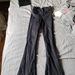 Svarta bootcut jeans från g perfect jeans XS - Svarta jeans med bootcut passform från g perfect jeans i storlek XS. Klassisk femficksmodell med hög midja och lätt utsvängda ben. Jeansen är gjorda i mjukt denimtyg och har rå kant längst ner på benen för en cool look.